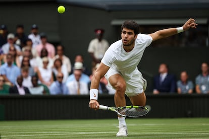 Carlos Alcaraz se prepara para golpear una bola con el revés durante la final de Wimbledon. 