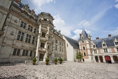 El Château Royal de Blois es una obra de arte y un estupendo resumen de los estilos arquitectónicos presentes en el valle de Loira: lementos clásicos, del gótico, del gótico flamígero y de Renacimiento temprano. El esplendor de Blois lo representa su escalera de honor, decorada con salamandras y efes ensortijadas.