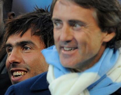 Tévez, junto al entrenador del Manchester City, Mancini.