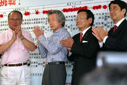 Junichiro Koizumi aplaude junto al resto del líderes del liberal PLD al conocer los primeros resultados.