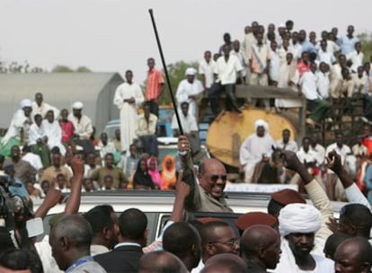 El presidente sudanés saluda a sus seguidores durante la visita por Darfur.