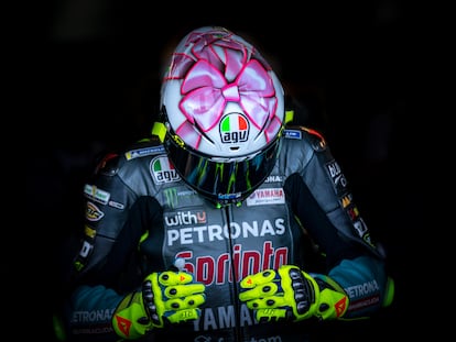 Valentino Rossi sale a pista en Misano con la edición especial de su casco, diseñado, como todos, por Aldo Drudi.
