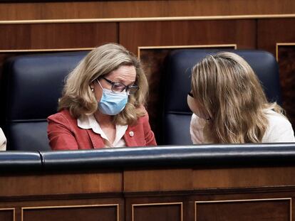 Las vicepresidentas Nadia Calviño y Yolanda Díaz, en el Congreso el pasado 21 de abril.