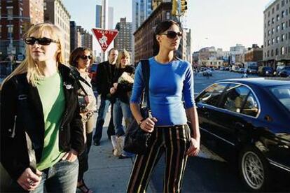 Paseantes en Nueva York, en el distrito de los mataderos de la carne (Meatpacking District), zona de moda a la que se muda en la serie el personaje Samantha Jones (la actriz Kim Cattrall).