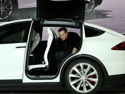 Elon Musk, consejero delegado de Tesla, en un Model X.