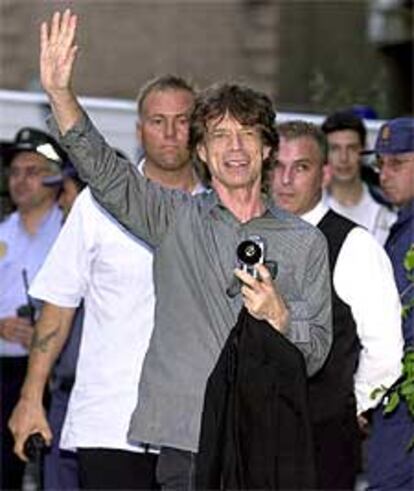 Jagger saluda a sus seguidores a la puerta del hotel, ayer en Zaragoza.