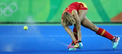 María López de España lanza la pelota en un momento del partido de hockey sobre hierba contra el equipo de Gran Bretaña.