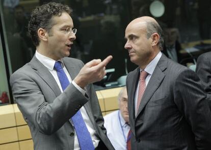 El presidente del Eurogrupo, Jeroen Dijsselbloem, con el ministro de Econom&iacute;a, Luis de Guindos, en diciembre de 2013. 