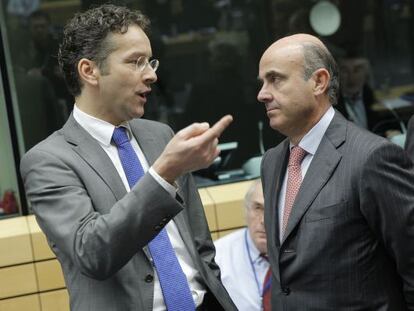 El presidente del Eurogrupo, Jeroen Dijsselbloem, con el ministro de Econom&iacute;a, Luis de Guindos, en diciembre de 2013. 