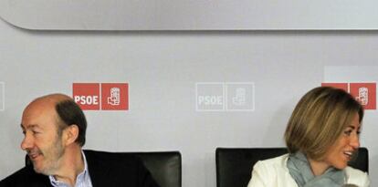 Alfredo Pérez Rubalcaba y Carme Chacón, en el comité federal del PSOE en el que la exministra renunció a presentar su candidatura para las elecciones del 20-N.