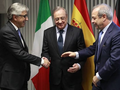 Los presidentes de ACS y Hochtief, Florentino Pérez (centro) y Marcelino Fernández Verdes (derecha), y el consejero delegado de Atlantia, Giovanni Castelluci (izquierda), tras la firma del acuerdo.