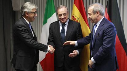 Los presidentes de ACS y Hochtief, Florentino Pérez (centro) y Marcelino Fernández Verdes (derecha), y el consejero delegado de Atlantia, Giovanni Castelluci (izquierda), tras la firma del acuerdo.