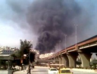 Captura de vídeo facilitada por Shaam News Network (SNN) que muestra una columna de humo tras un supuesto ataque aéreo por parte de las Fuerzas del Estado en Daraa (Siria) hoy, lunes 1 de octubre de 2012.