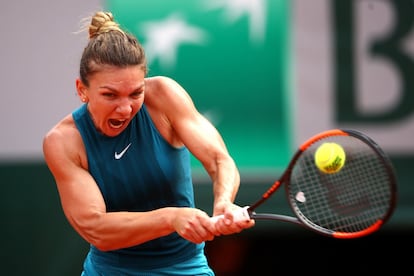 Simona Halep, antes de devolver la pelota.