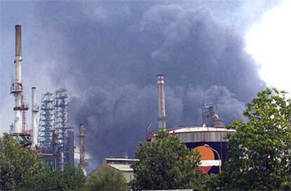 La ruptura del último tanque que quedaba entero del grupo de siete del complejo petrolífero de Repsol provocó una enorme humareda.