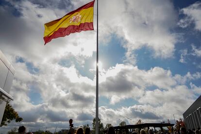 Bandera de 75 metros cuadrados izada sobre un mástil de 25 metros de altura hoy en Valdebebas en recuerdo de las víctimas de la covid-19