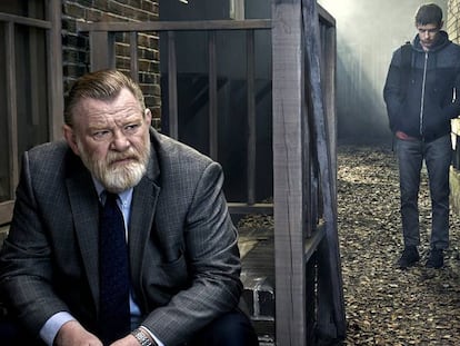 Brendan Gleeson y Harry Treadaway en una imagen de la serie 'Mr. Mercedes'.