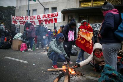 Un grupo de manifestantes se calientan junto a un fuego mientras participan en una protesta contra las medidas económicas del gobierno del presidente argentino Mauricio Macri en Buenos Aires (Argentina)