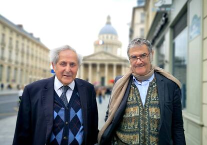 Los físicos franceses Claude Cohen-Tannoudji (izquierda) y Serge Haroche, en París.