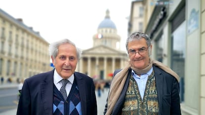 Los físicos franceses Claude Cohen-Tannoudji (izquierda) y Serge Haroche, en París.