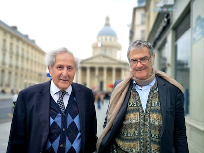 Los físicos franceses Claude Cohen-Tannoudji (izquierda) y Serge Haroche, en París.