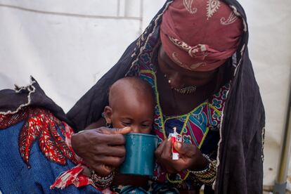 Precisamente, la falta de acceso a agua limpia es la causa de muchas enfermedades como la diarrea, principalmente. Unas 840.000 personas mueren cada año en el mundo por la falta de acceso a agua y saneamiento adecuados y por malas prácticas de higiene. En la imagen, una madre da de beber agua limpia a su hijo con desnutrición aguda en una carpa de atención nutricional de Nguel Wanzam, otro asentamiento informal cercano a Kindjandji.