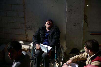Ahmed, de 20 años, con una lesión de médula espinal, acude a una clase en el centro de rehabilitación de Douma, en Damasco (Siria).