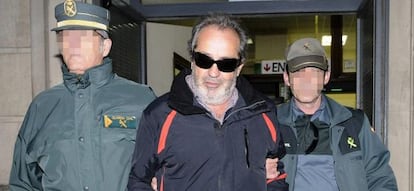 El intermediario Juan Lanzas, camino de prisión desde los juzgados sevillanos el pasado marzo.