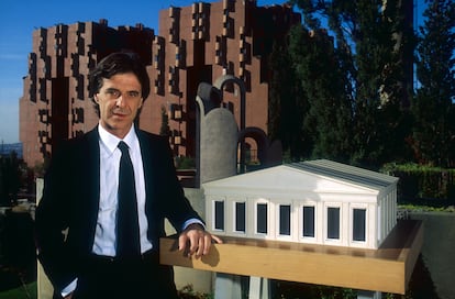 Ricardo Bofill en la sede de Taller de Arquitectura en Barcelona en los años ochenta.  