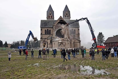 Los espectadores y periodistas observan cómo la iglesia profanada de San Lambertus es demolida, en Immerath (Erkelenz), Alemania.