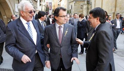 Xavier Sol&agrave;, a la derecha, saluda a Artur Mas, durante la celebraci&oacute;n de la Fira del Ram de Vic.