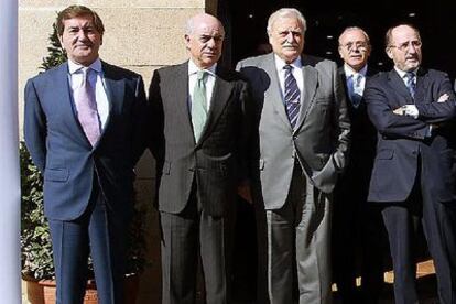 De izquierda a derecha, Alfonso Cortina, Francisco González, Ricard Fornesa, Isidre Fainé y Antoni Brufau.