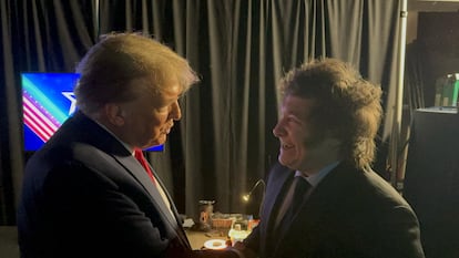 Donald Trump saluda a Javier Milei en la reunión anual de la Conferencia de Acción Política Conservadora en Maryland, Estados Unidos, en 2024.