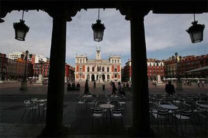 La plaza Mayor de Valladolid, rodeada de soportales y con la estatua del conde Pedro Ansúrez, fundador de la ciudad en el siglo XI, en el centro.