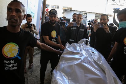 Traslado de los cuerpos de los trabajadores de World Central Kitchen que murieron en ataques aéreos israelíes, este miércoles.