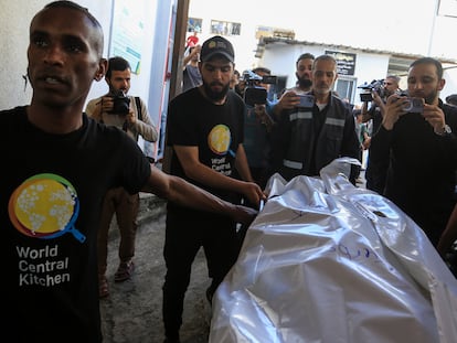 Traslado de los cuerpos de los trabajadores de World Central Kitchen que murieron en ataques aéreos israelíes, este miércoles.