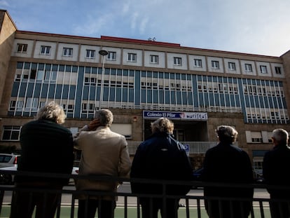 Exalumnos del Colegio El Pilar de los Maristas en Vigo, delante del centro educativo donde denuncian que sufrieron abusos sexuales cuando eran menores por parte de profesores religiosos.