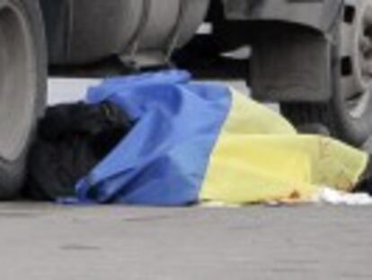 Em Jarkov, bomba escondida na neve e colocada na rota de passeata em homenagem ao Maidan mata um policial e um ativista