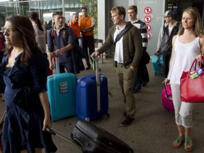 Turistas en el aeropuerto de M&aacute;laga.