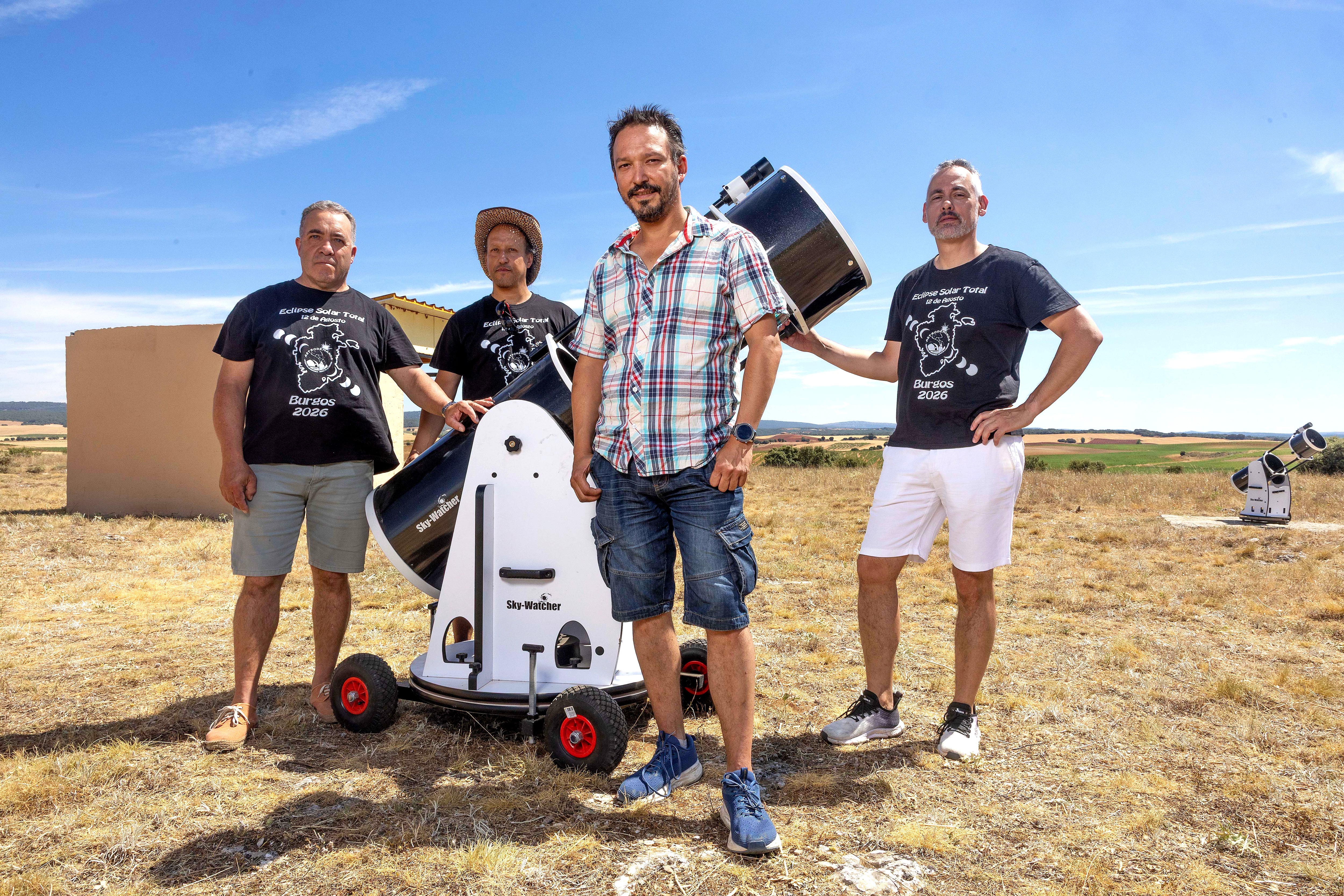 Félix Álvarez, Javier Alonso, Luis Alonso y Leonardo Cuesta en el observatorio de Quintanarraya en Burgos.