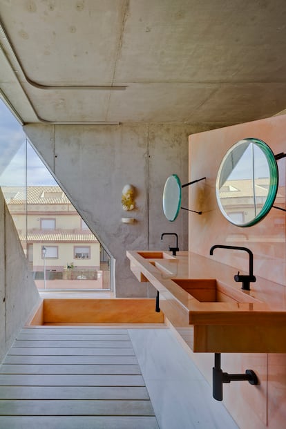 Los espejos del baño son un diseño de los suecos Claesson, Koivisto y Rune fabricado por Boffi. Los grifos son el modelo Vola KV1 del diseñador Arne Jacobsen.