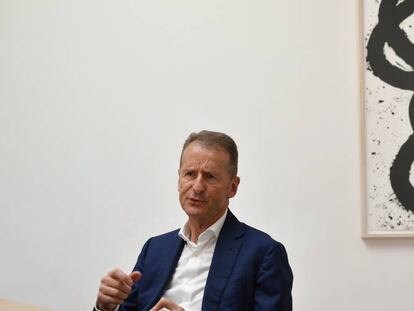 El presidente del consejo de administración del grupo Volkswagen, Herbert Diess, durante la entrevista con CincoDías.