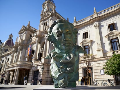 Un falla que recrea un premio Goya en Valencia.