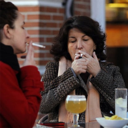 La ley prohíbe fumar en cualquier sitio público cerrado.