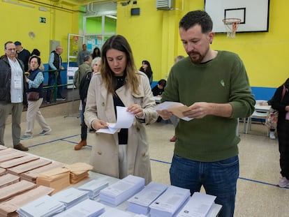 La ministra de Igualdad y secretaria de Acción de Gobierno de Podemos, Irene Montero y el exvicepresidente segundo del Gobierno y exlíder de Podemos Pablo Iglesias, ejercen su derecho al voto en el Colegio Público La Navata, a 28 de mayo de 2023, en Madrid (España). Hoy, 28M, se celebran elecciones municipales en un total de 8.131 ayuntamientos y elecciones autonómicas en 12 comunidades autónomas. En las elecciones municipales podrán votar 35.414.655 electores y en las autonómicas que se celebran podrán hacerlo 18.382.505 electores.
Rafael Bastante / Europa Press
28/05/2023