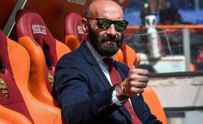 Monchi, en el banquillo de la Roma.