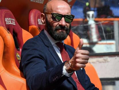 Monchi, en el banquillo de la Roma.