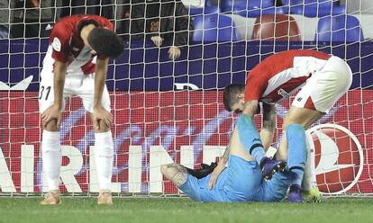 Los jugadores del Athletic, tras el tercer gol del Levante.