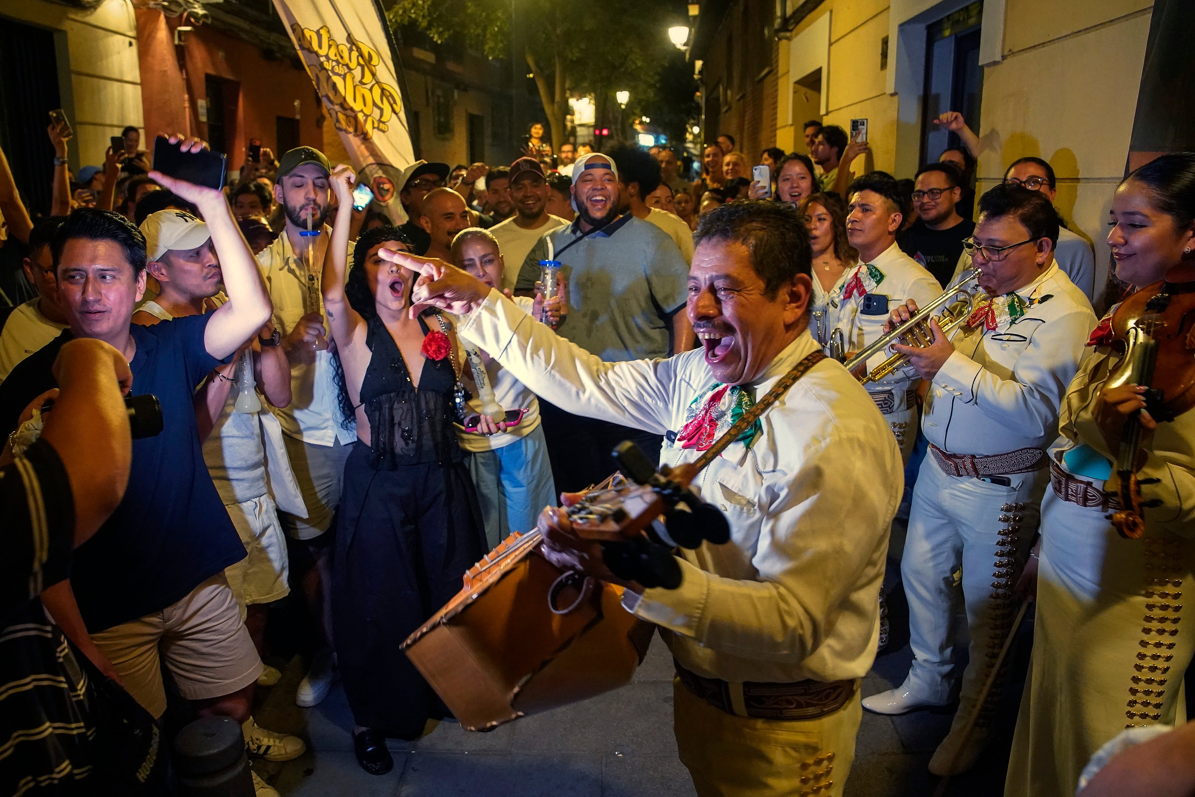 El toque latino está ya en todas las verbenas de Madrid: “Se nota en el flow, todo está más suave”