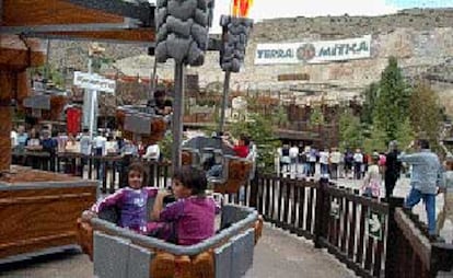 Una pareja de niños en una de las atracciones de Terra Mítica ayer, último día de la actual temporada.